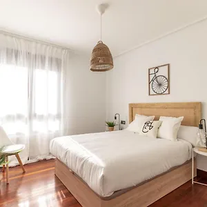 Amplio, Muy Luminoso Y En El Centro De Apartamento